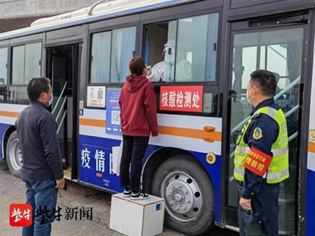 好辦法！“退役”公交車變身疫情防控“值班室”(圖1)